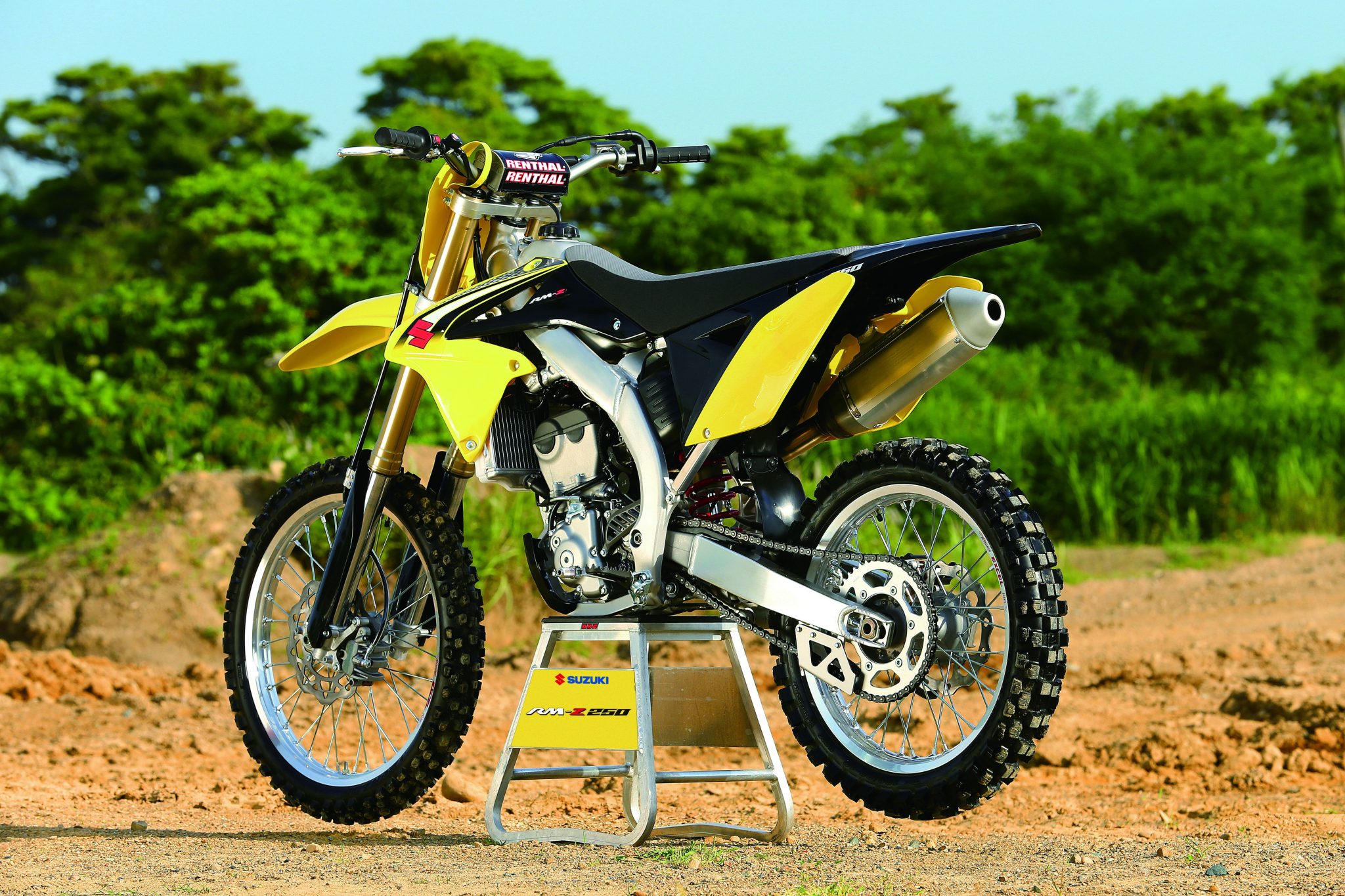 Новые кроссовые мотоциклы. Suzuki RM-z250. Suzuki RMZ 250 новый. RMZ кросс 250. Suzuki кроссовый мотоцикл 250.